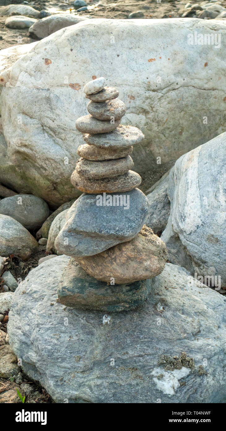 Aufeinander geschichtete, gestapelte Kieselsteine, Steine als meditazione Foto Stock