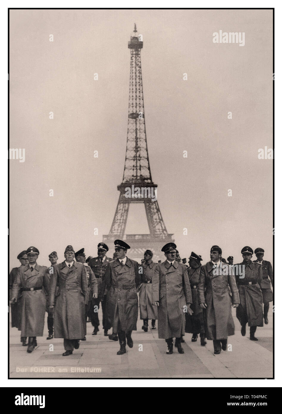 HITLER Eiffel Tower PARIS Adolf Hitler con il suo gruppo di alti ufficiali militari della Germania nazista, incluso lo stratega industriale Albert Speer sul lato destro, in Parigi occupata con la Torre Eiffel sullo sfondo. Un'iconica immagine propagandistica nazista con aggiunta di sottotitoli tedeschi, dell'occupazione tedesca in Francia durante la seconda guerra mondiale del luglio 1940 durante la seconda guerra mondiale Foto Stock