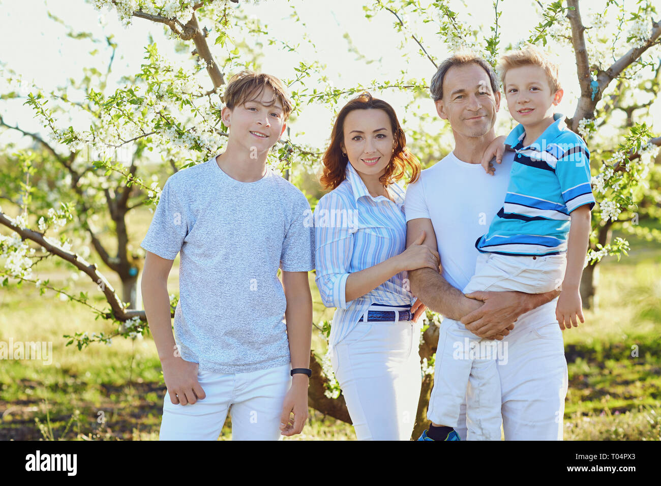 Ritratto di una famiglia felice in estate park. Foto Stock