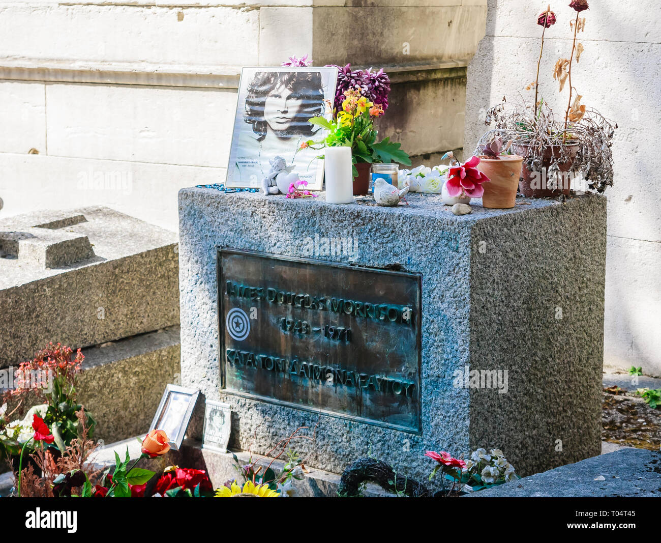Jim Morrison tomba nel cimitero di Pere-Lachaise, Parigi. Ogni anno migliaia di appassionati e curiosi visitatori venuti per rendere omaggio ai alla tomba di Jim Morrison Foto Stock