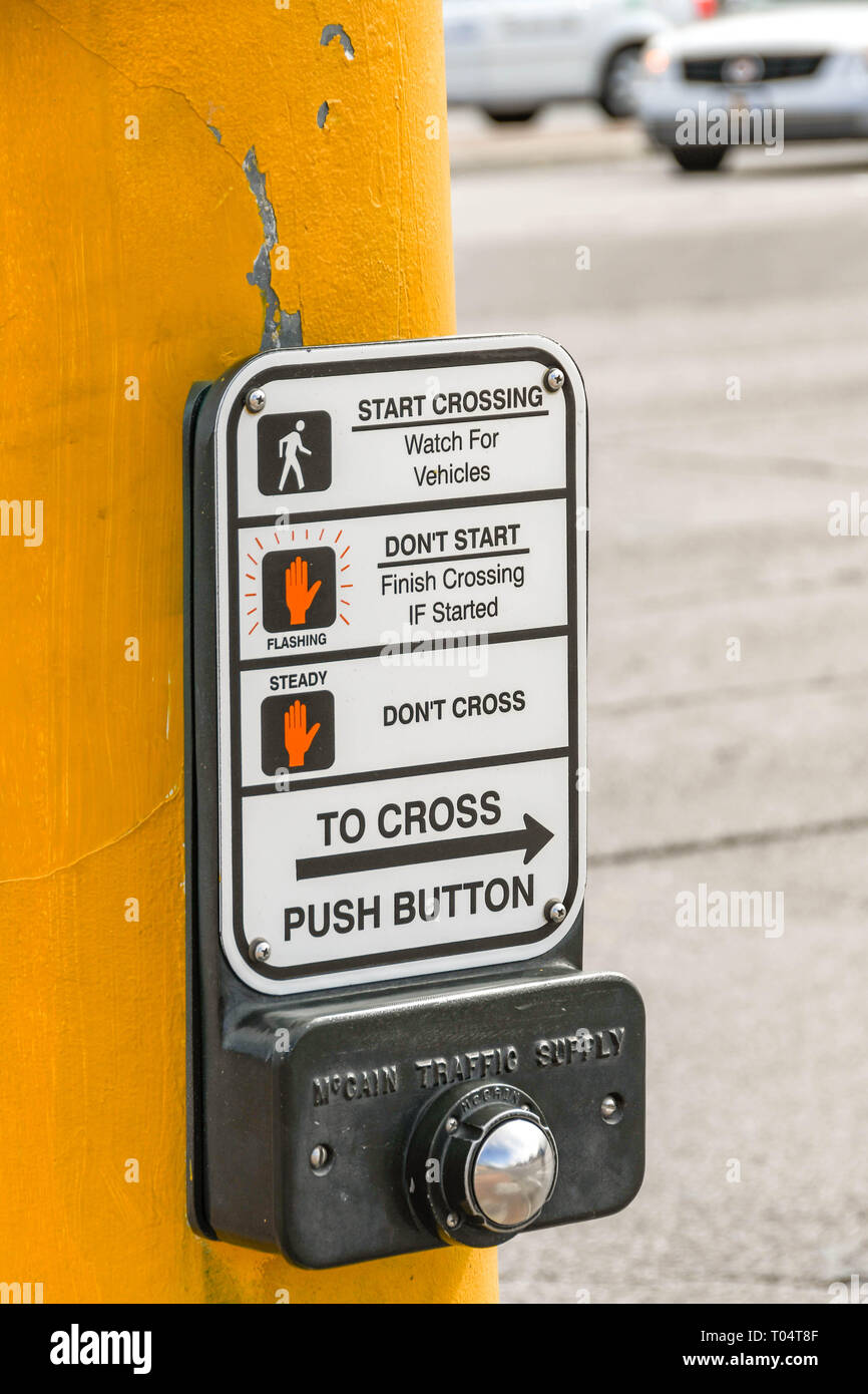 LAS VEGAS, NV, Stati Uniti d'America - Febbraio 2019: vista ravvicinata di un pulsante del pannello di comando per una strada pedonale di attraversamento in Las Vegas. Foto Stock