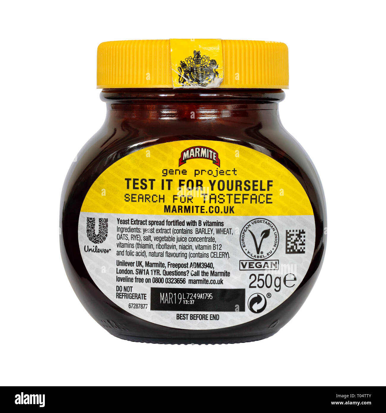 Vista posteriore di un 250g giara di marmite gene edizione del progetto isolato su uno sfondo bianco con la migliore prima di data e Unilever logo e il logo vegan Foto Stock