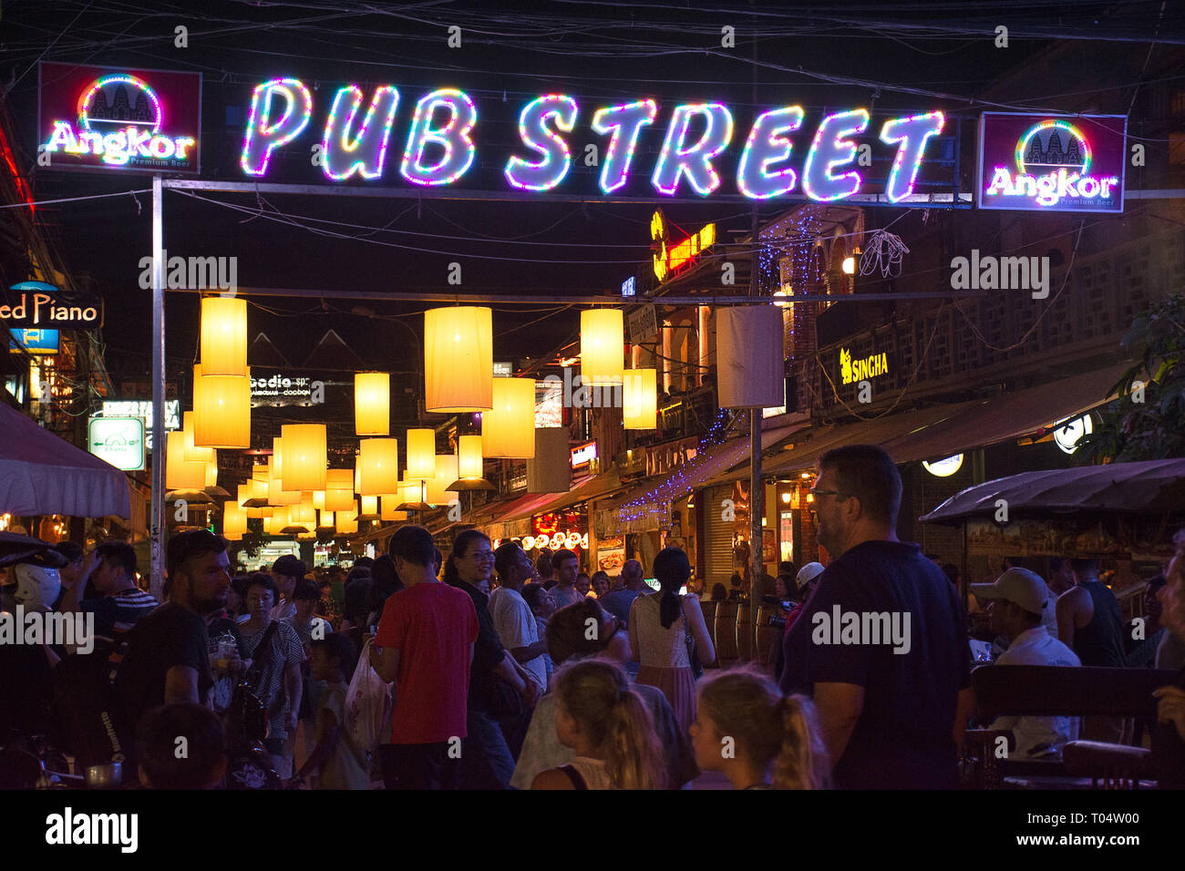 Occupata la notte sul popolare Pub turistici Street, Siem Reap, Cambogia. Foto Stock