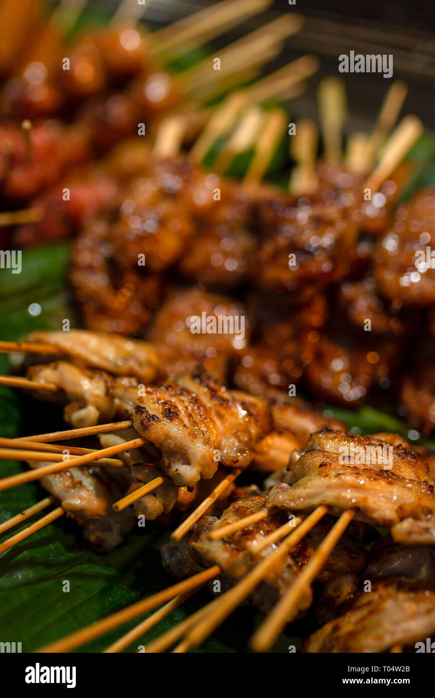 Close up succosa gustosi satay di pollo cotti su bastoni. Foto Stock