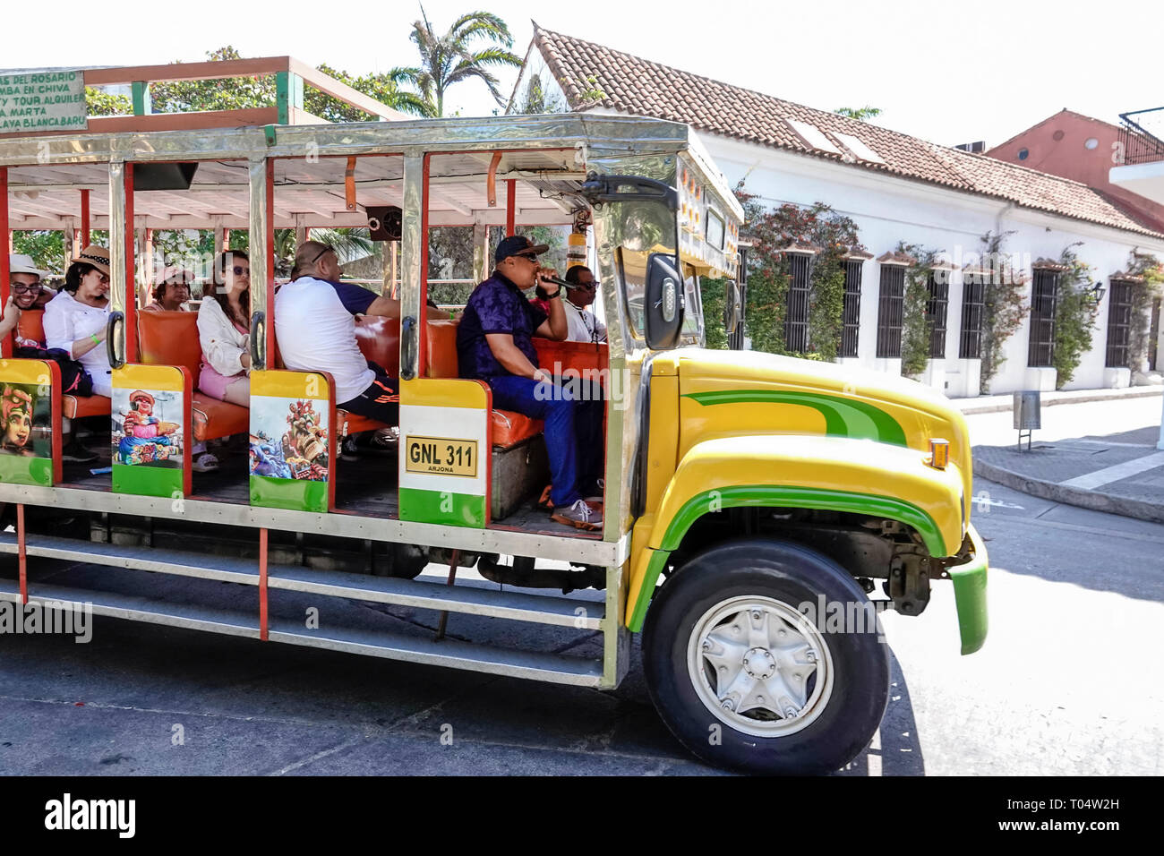 Cartagena Colombia,chiva,autobus rustico artigiano,visita guidata, uomo uomo uomo maschio,donna donna donna femmina,COL190120077 Foto Stock