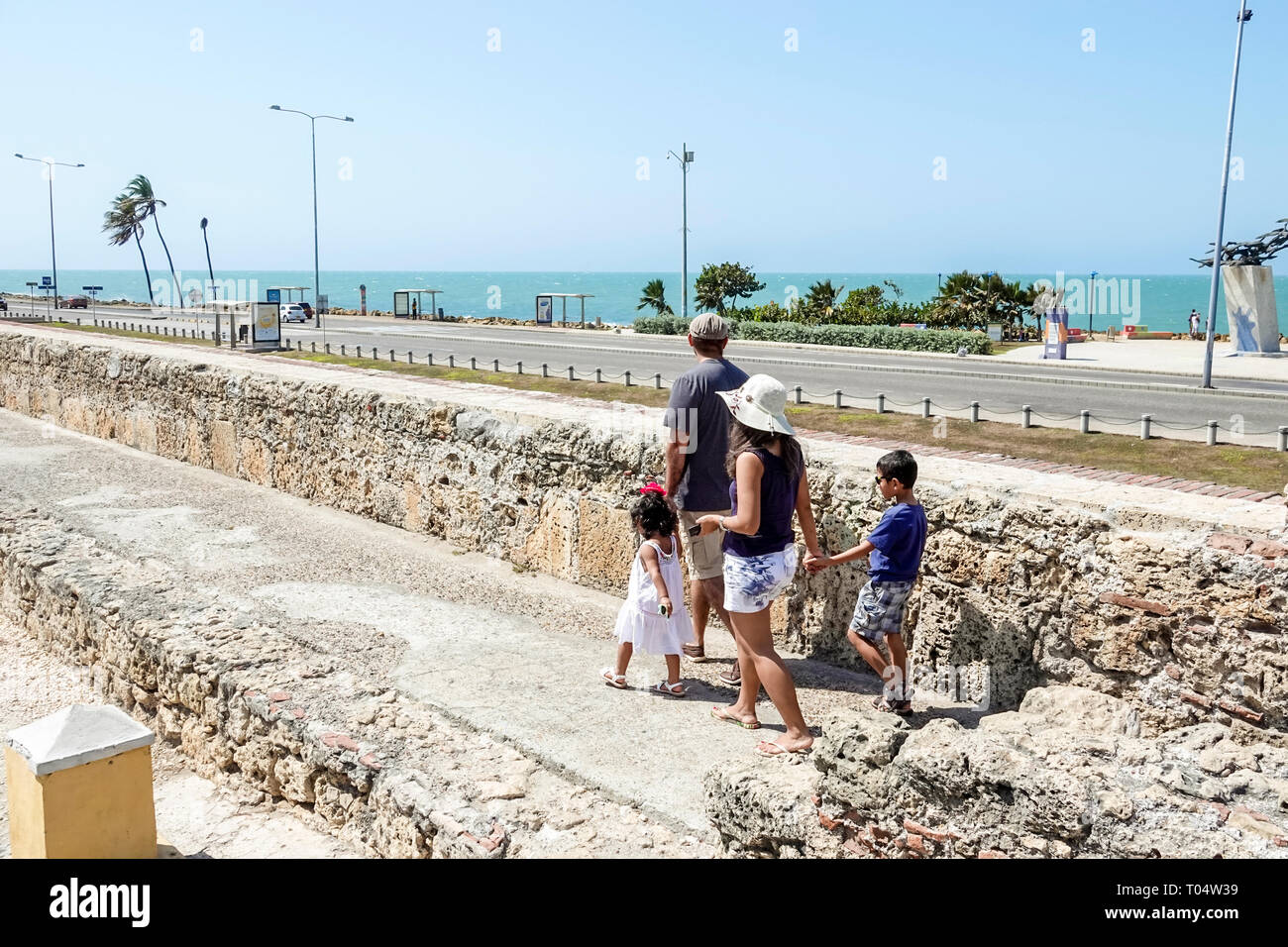 Cartagena Colombia,Caribbean Sea Water,Centro,Centro,fronte mare,ispanico Latino etnia immigranti minoritari, adulti uomini uomini Foto Stock