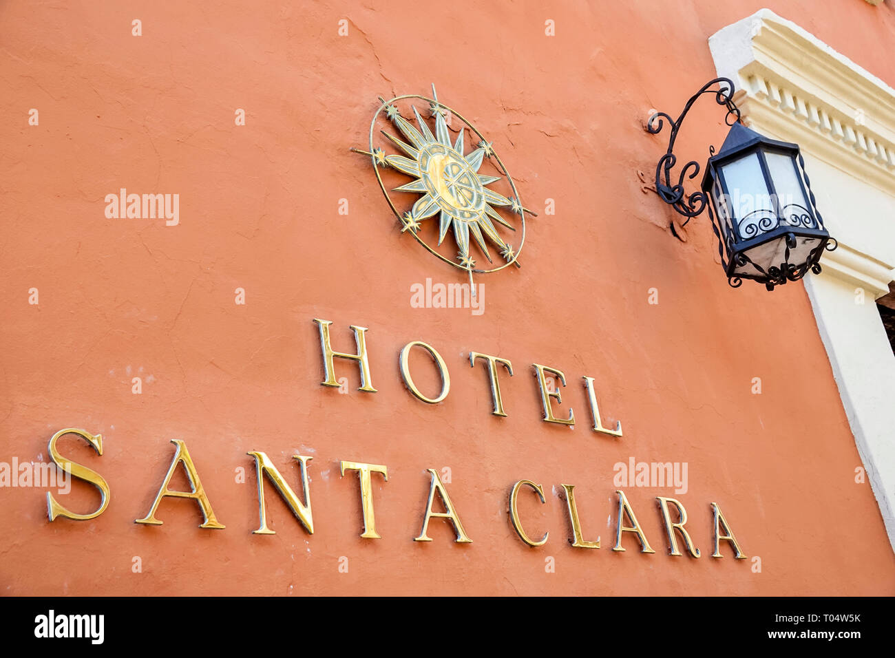 Cartagena Colombia,Hotel Santa Clara,hotel,esterno,cartello,lanterna,COL190120102 Foto Stock