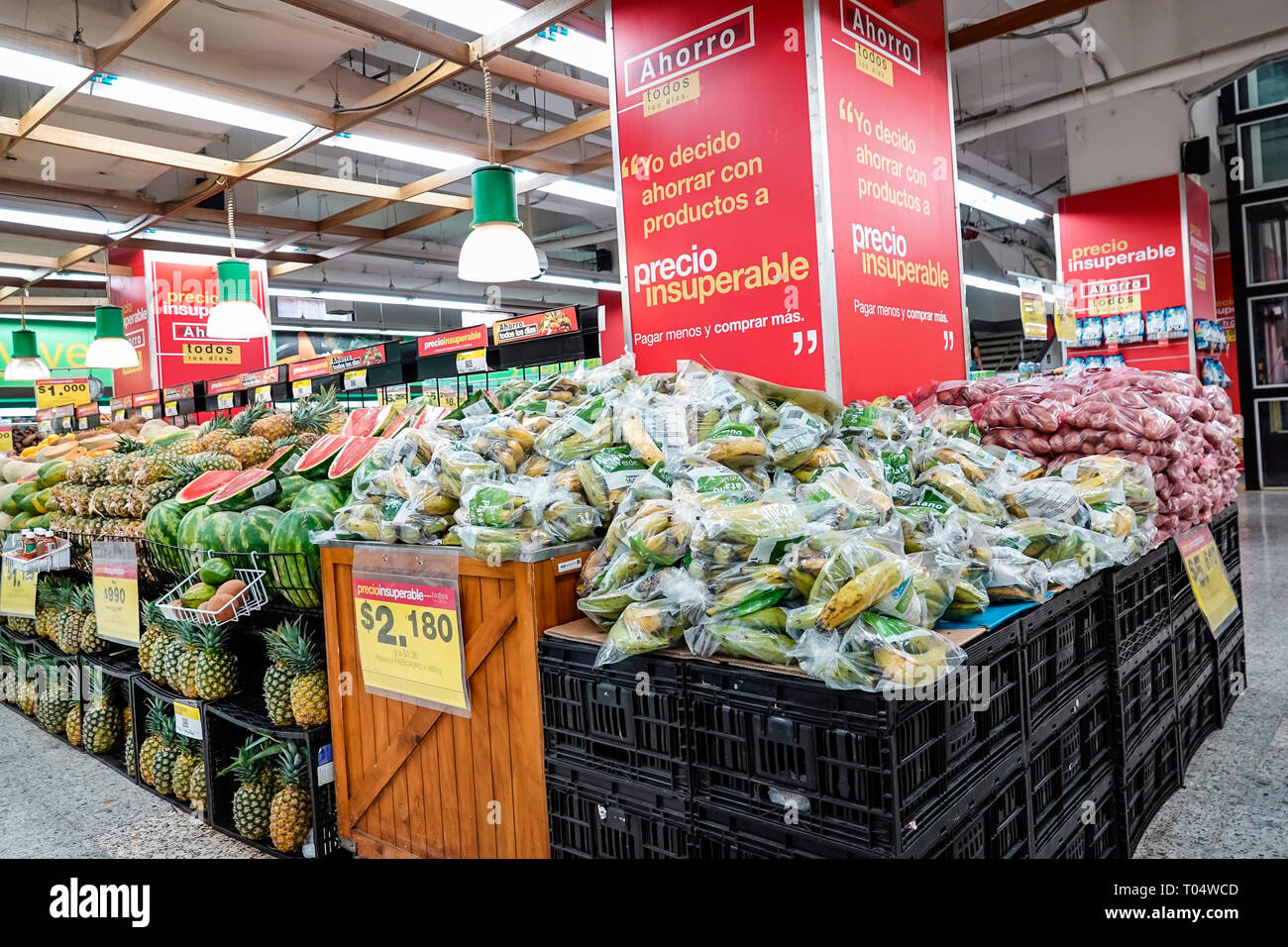 Cartagena Colombia,Centro,la Matuna,Exito Mercado,interno,supermercato,vendita espositori scaffali alimentari,prodotti da imballaggio, Foto Stock