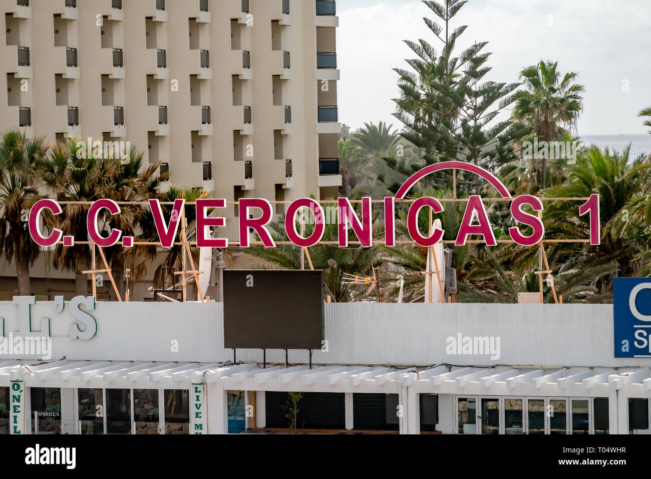 Immagine diurna del segno al di sopra della Veronica Strip bar e club a Playa de las America, Costa Adeje, Tenerife Foto Stock