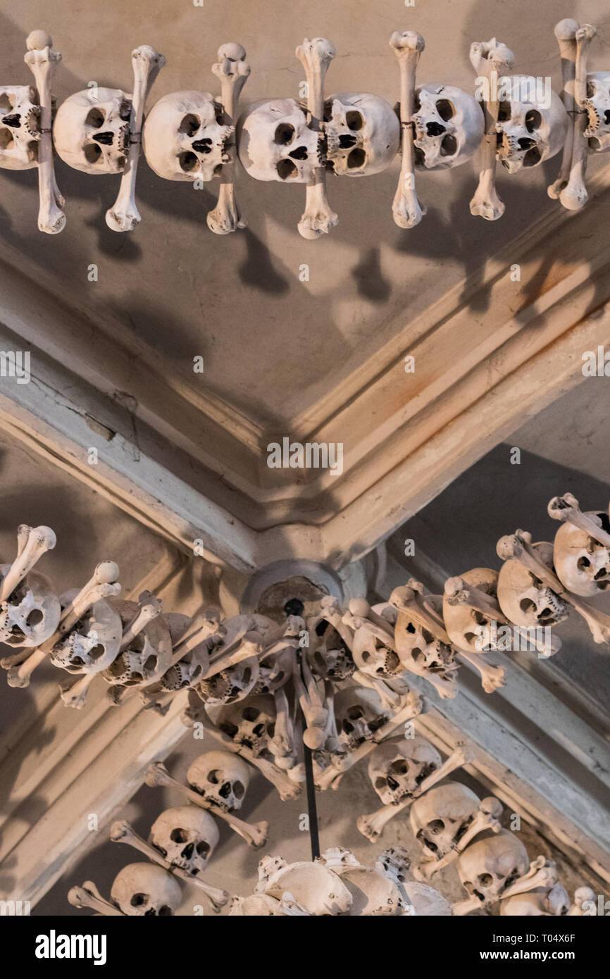 Chiesa di osso (Kostnice, ossario), molti umani teschi e le ossa umane disposte in composizioni. Sedlec un sobborgo di Kutna Hora, Repubblica Ceca. Foto Stock