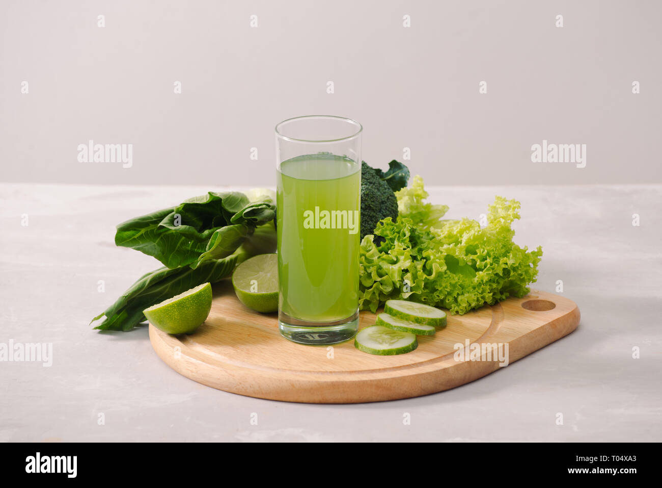 Vari verde insalata di organico ingredienti su sfondo bianco. Uno stile di vita sano o dieta detox food concept Foto Stock