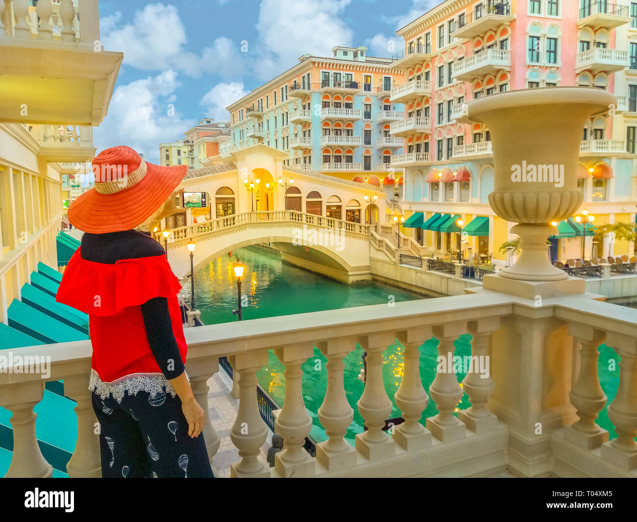 La donna prende la foto con lo smartphone di Venezia, stile veneziano Waterfront village al crepuscolo. Turismo in Medio Oriente. Fotografo scatta foto a Foto Stock