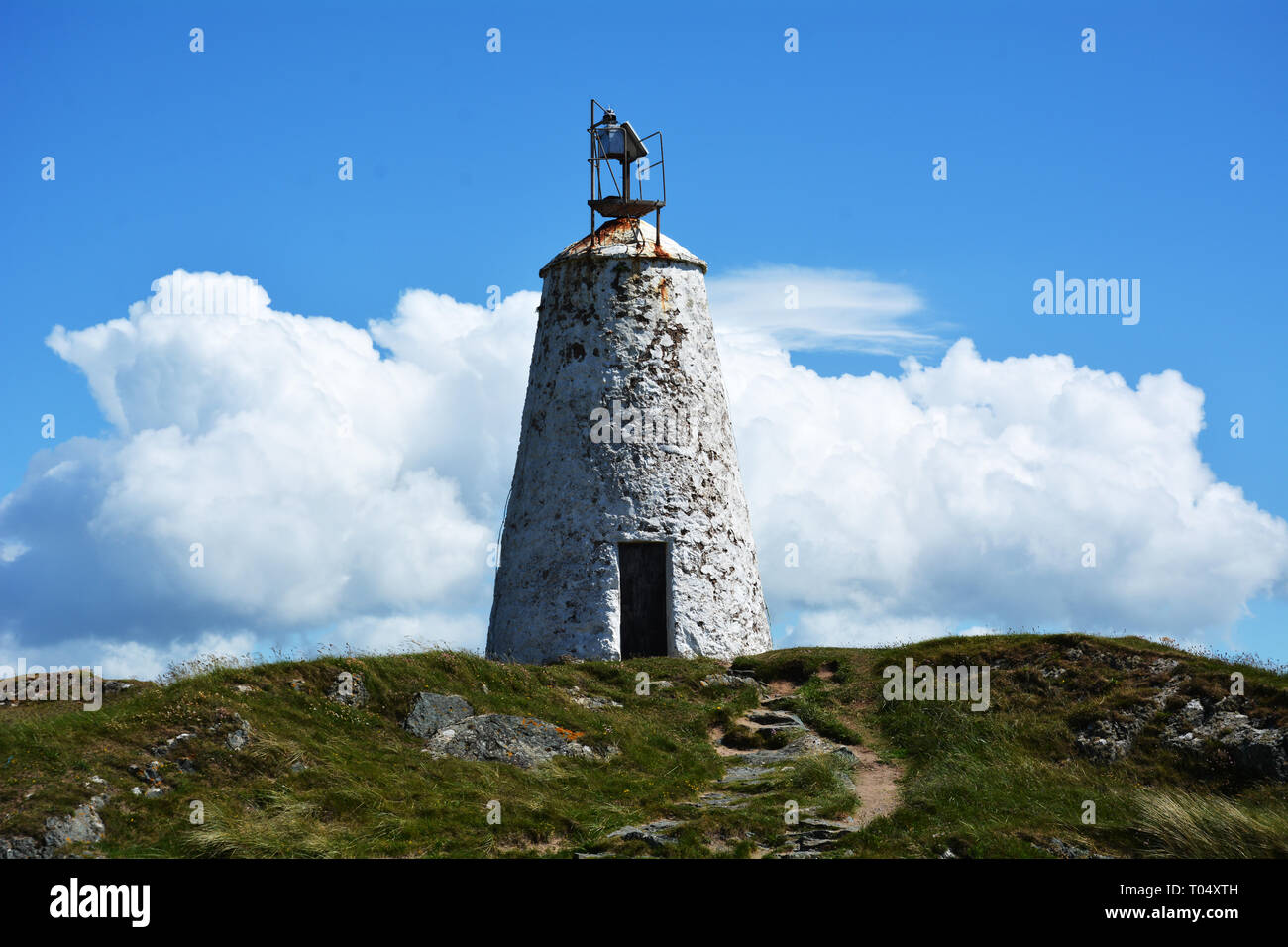 Twr Bach radiofaro / faro sull isola di Llanddwyn che è situato sulla costa  di Anglesey nel Galles del Nord Foto stock - Alamy