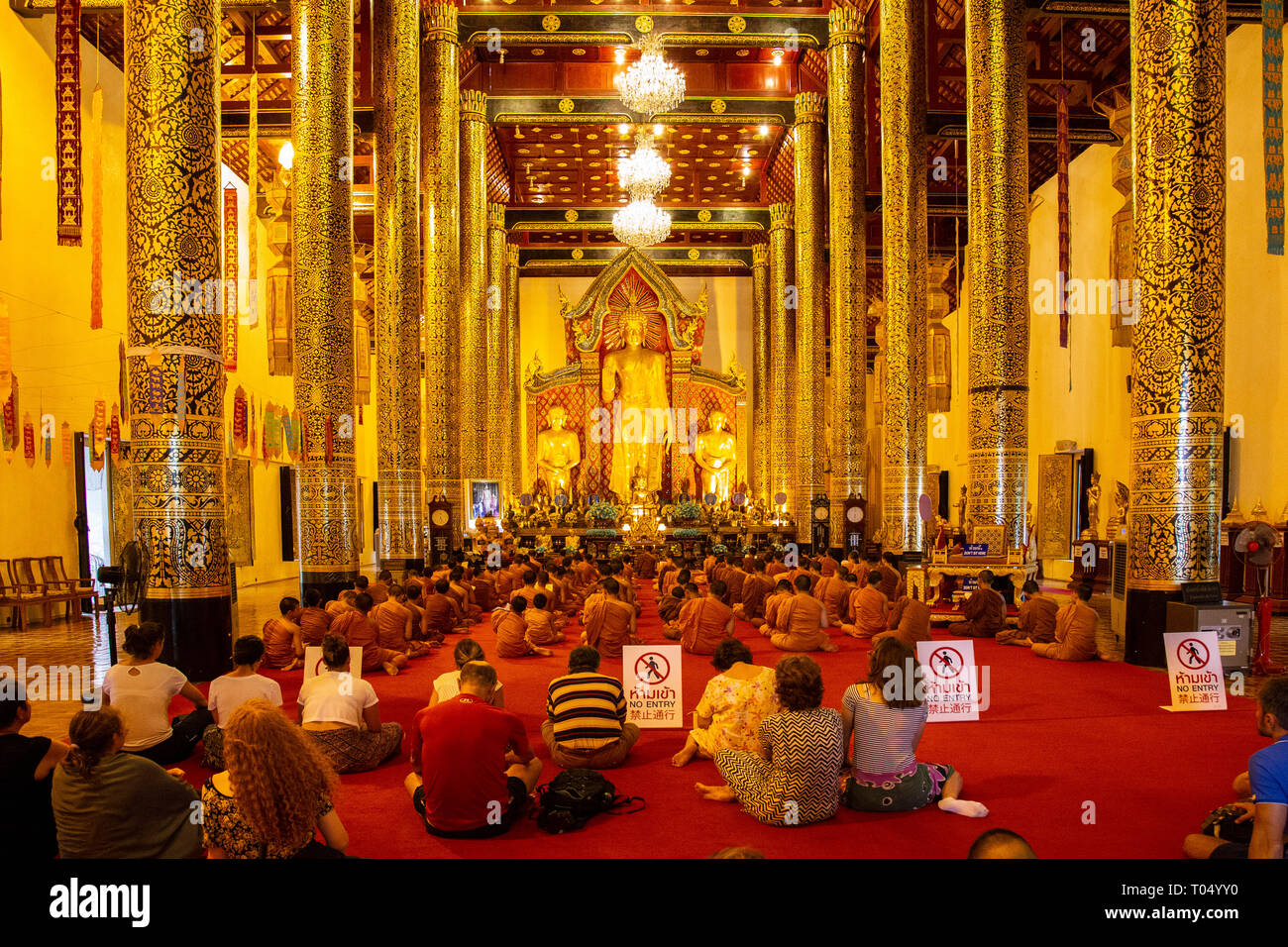 I monaci la preghiera al Wat Chedi Luang tempio in Chiang Mai, Thailandia. Foto Stock