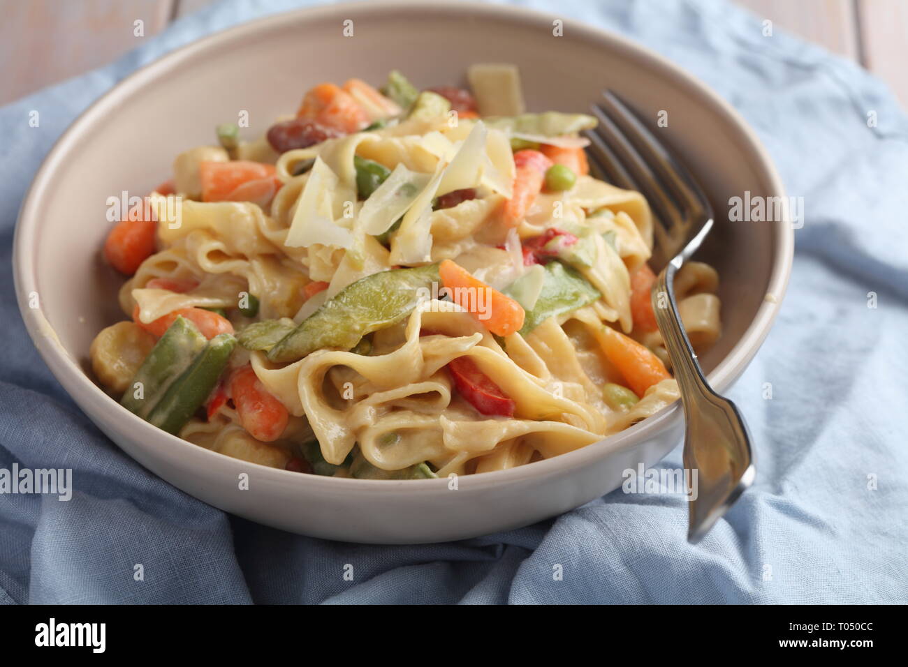 Vegetali di primavera Fettuccine Alfredo con formaggio parmigiano Foto Stock