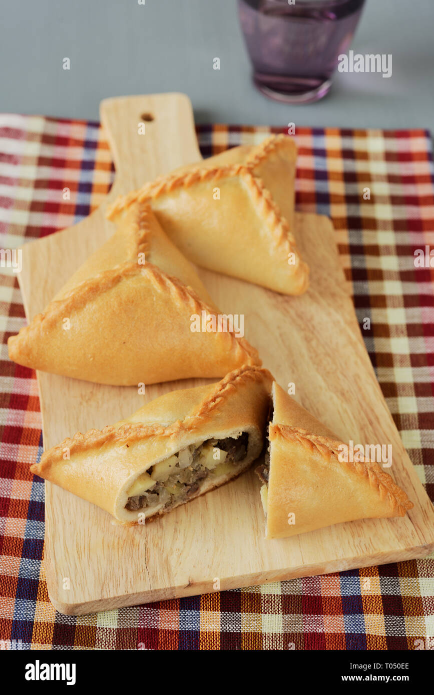 Tre echpochmaks tradizionale pasticceria tartara con carne e patate Foto Stock