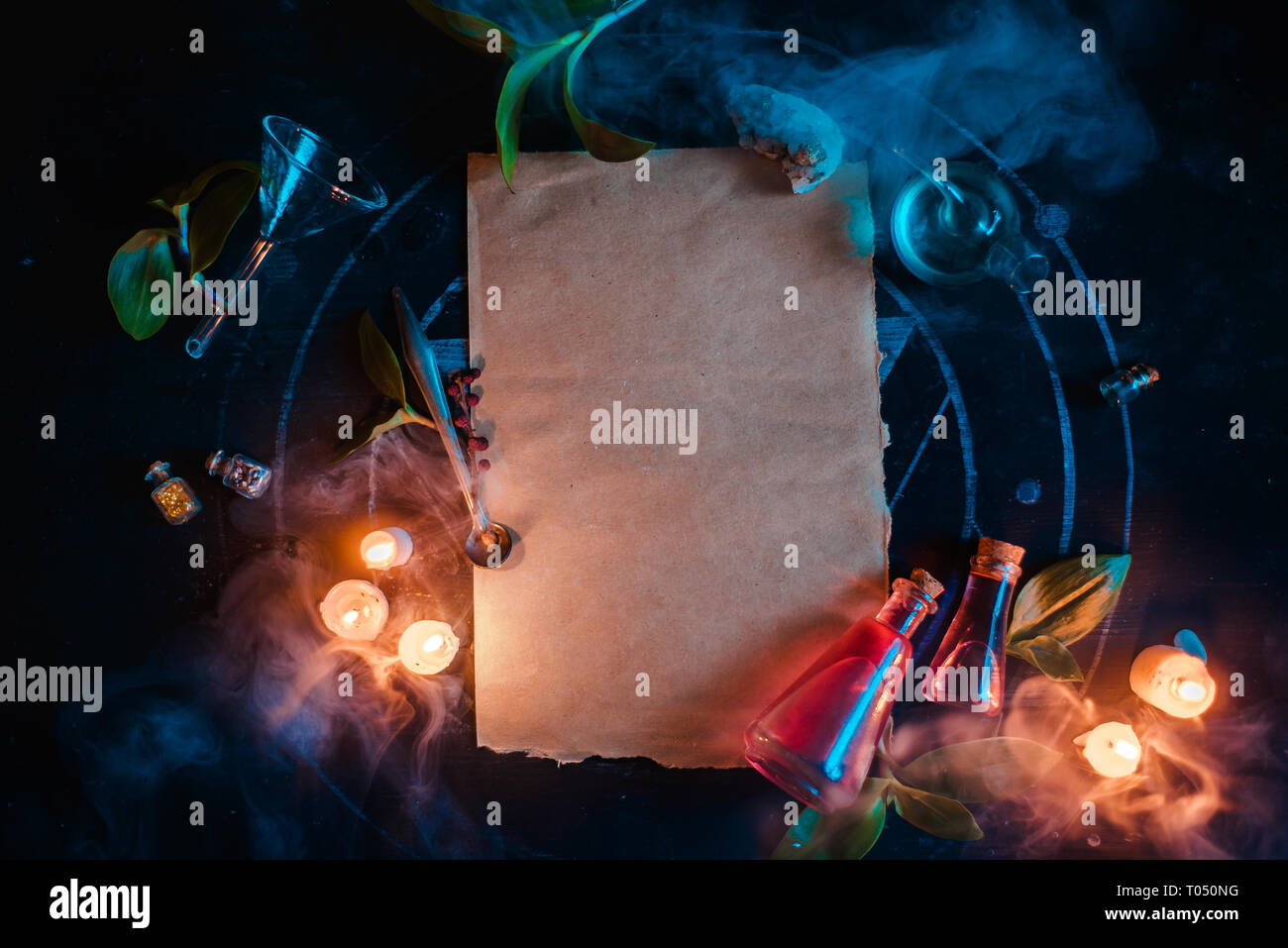 Magica modello di scorrimento per la pubblicità o un certificato. Blank pergamena con candele e pozioni. Dark ancora in vita con spazio di copia Foto Stock