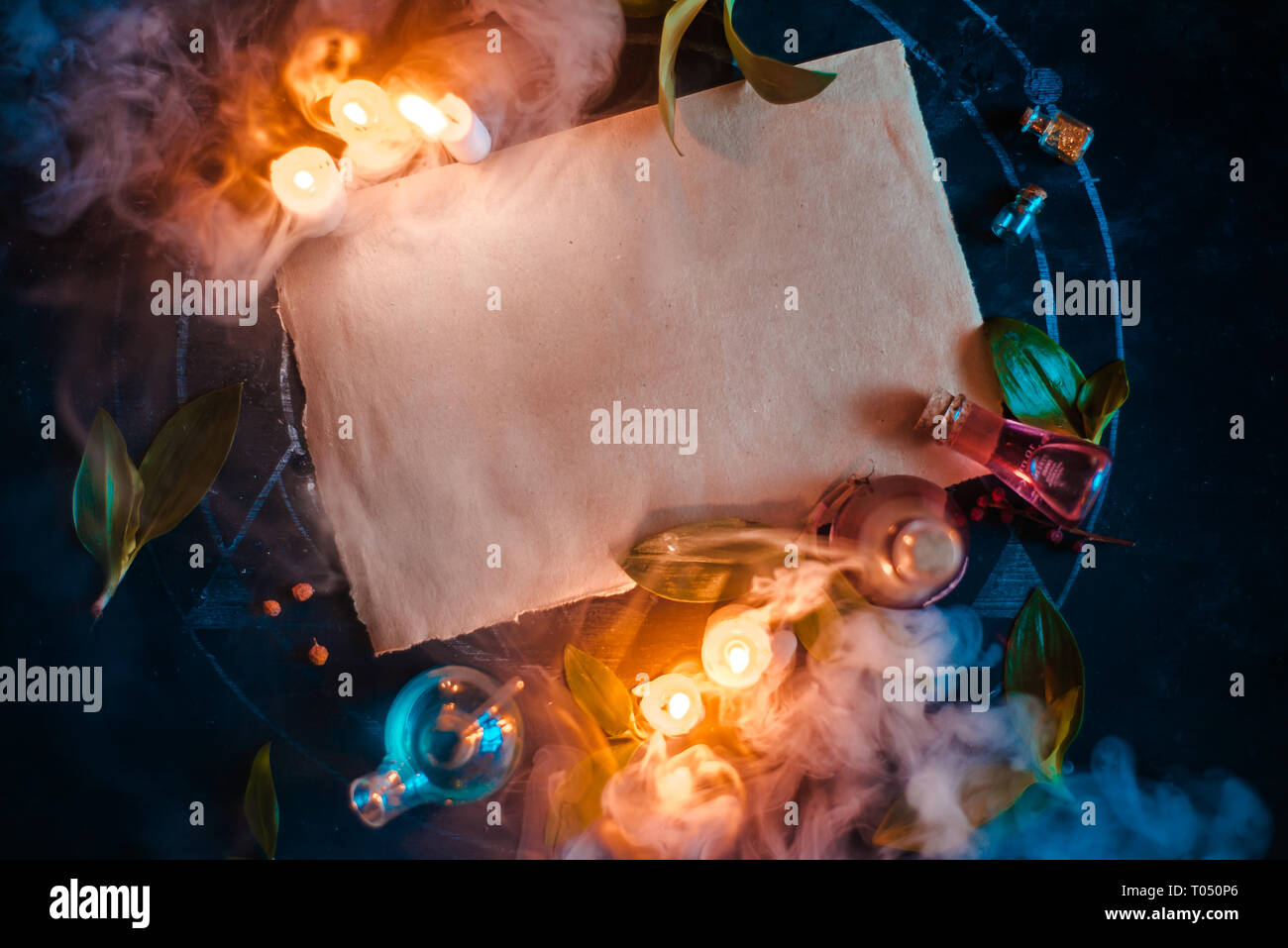Magica modello di scorrimento per la pubblicità o un certificato. Blank pergamena con candele e pozioni. Dark ancora in vita con spazio di copia Foto Stock
