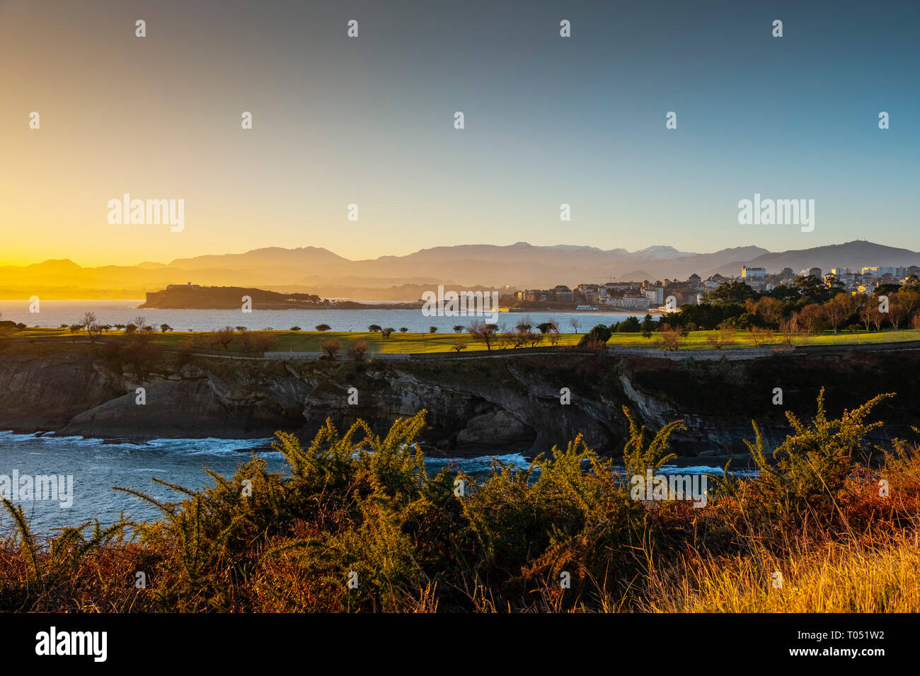 Vista panoramica di sunrise. Viewpoint faro di Cabo Mayor. Santander costa e mare cantabrico. Cantabria, Spagna. Europa Foto Stock