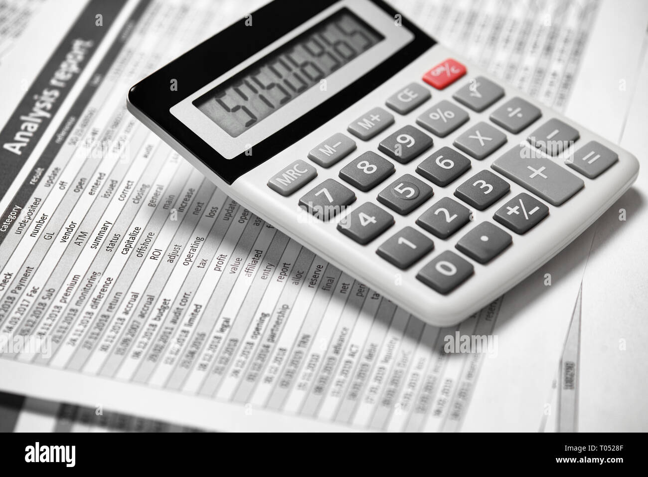 Calcolatrice e relazioni closeup. Forniture per ufficio per lavorare e il calcolo delle finanze. Azienda di contabilità finanziaria concetto. Foto Stock