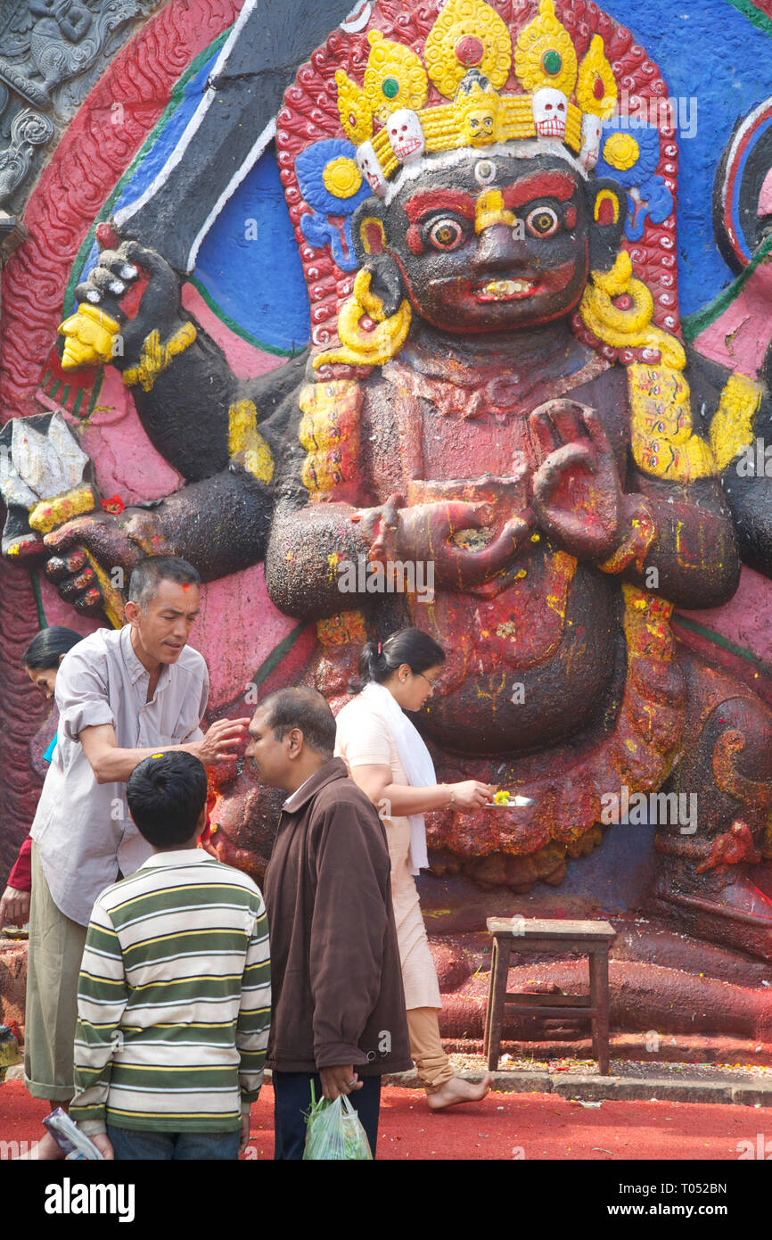 Scultura di Kala Bhairab, Durbar Square, Kathmandu, Nepal Foto Stock