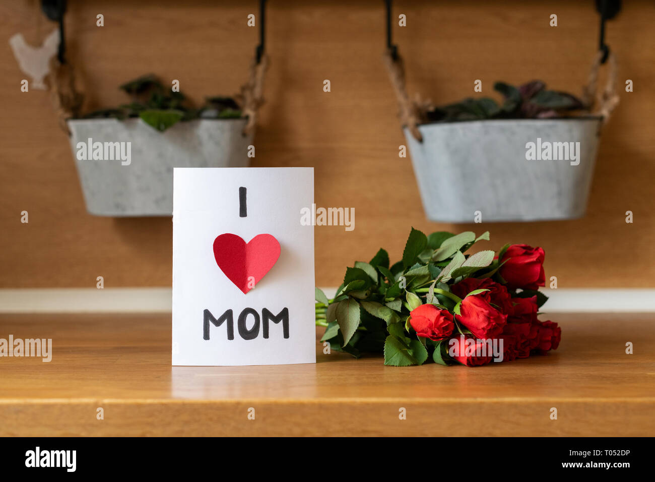 Felice Festa Della Mamma Festa Di Compleanno O Di Sfondo In Casa Biglietto Di Auguri E Bouquet Di Rose Rosse Sul Banco Di Cucina Foto Stock Alamy