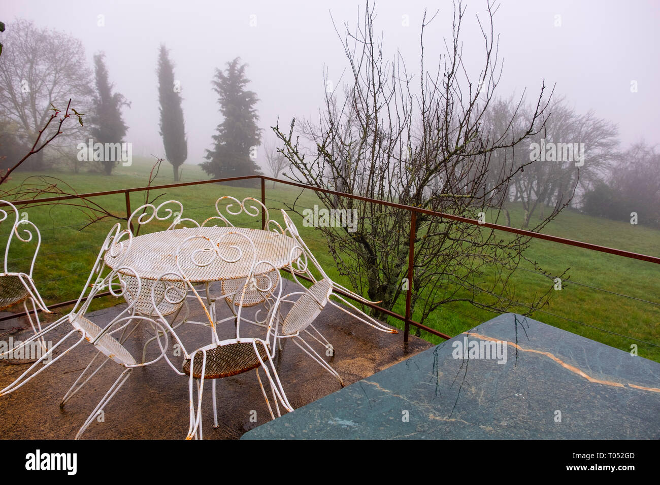 Inverno mattina a casa rurale. Gers, Midi-Pirenei, Francia. Europa Foto Stock