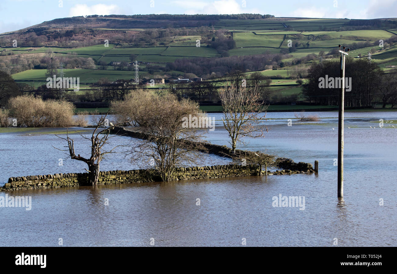 Inondazioni in Silsdend, nello Yorkshire, come le alluvioni avvertimenti restano in posizione di tutto il Regno Unito. Foto Stock