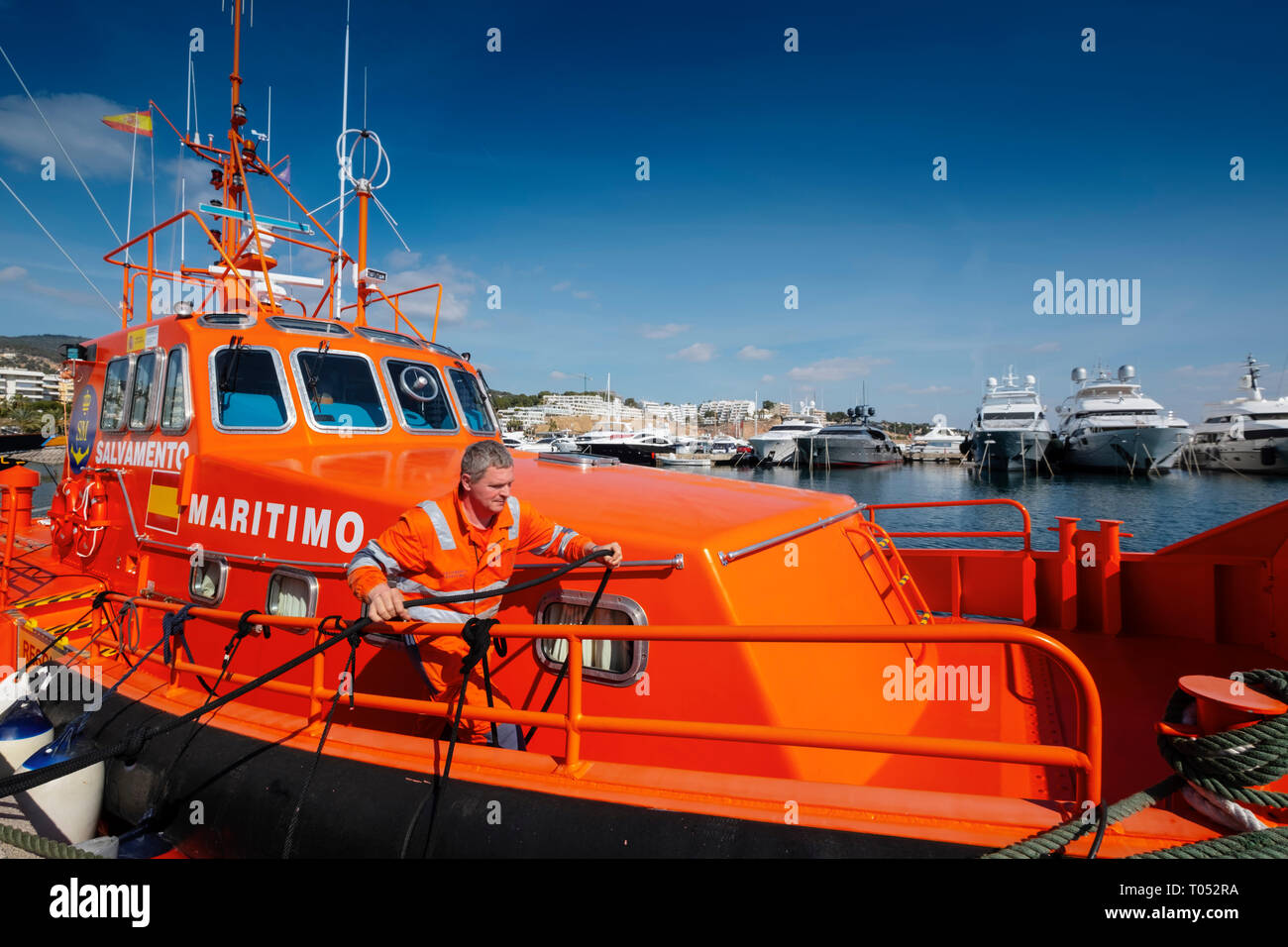 Salvamento Maritimo. Marine barca di salvataggio. Scialuppa di salvataggio ormeggiata nel porto di Marina Puerto Portals, Palma de Mallorca. Maiorca, isole Baleari, Spagna e Foto Stock