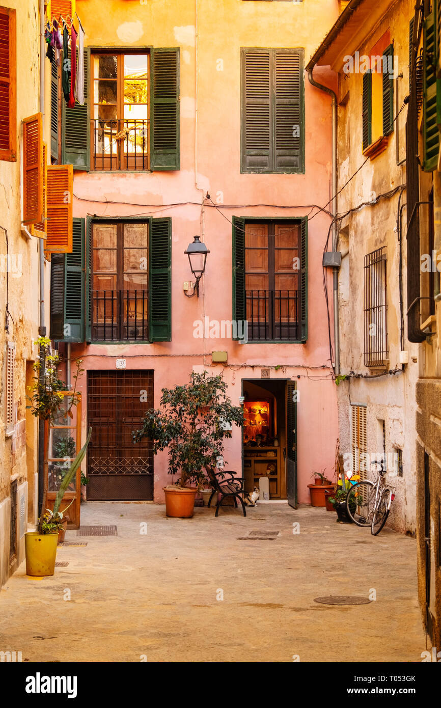 Tipico edificio nel centro storico di Palma de Mallorca. Maiorca, isole Baleari, Spagna Europa Foto Stock