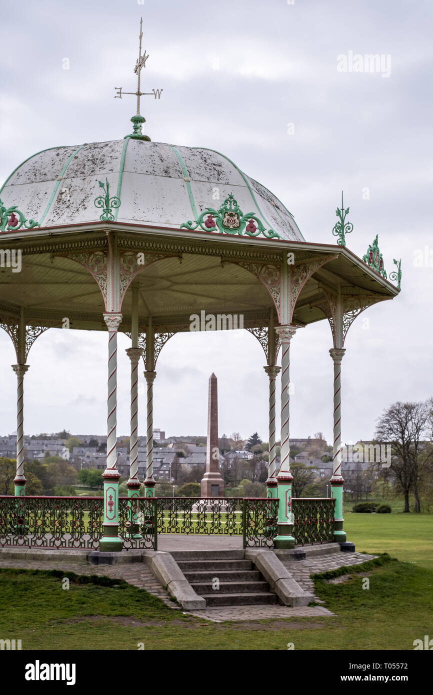 I passaggi di ingresso nell'ornato bandstand vittoriano in Duthie Park in un giorno nuvoloso Aberdeen, Aberdeenshire, Scozia Foto Stock
