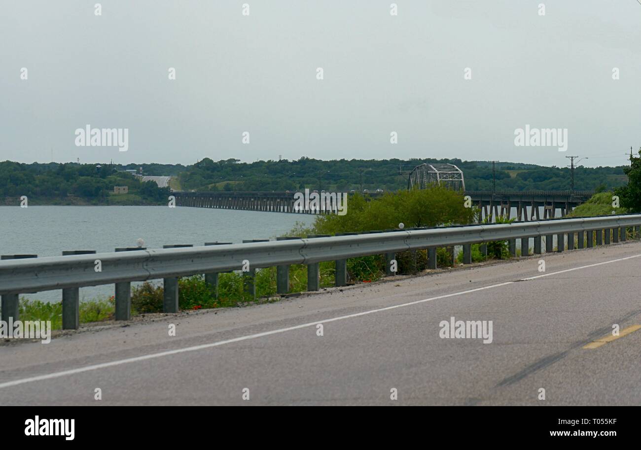 Lungo ponte sopra il lago Texoma confinante in Oklahoma e in Texas presso la Statale 289 Foto Stock