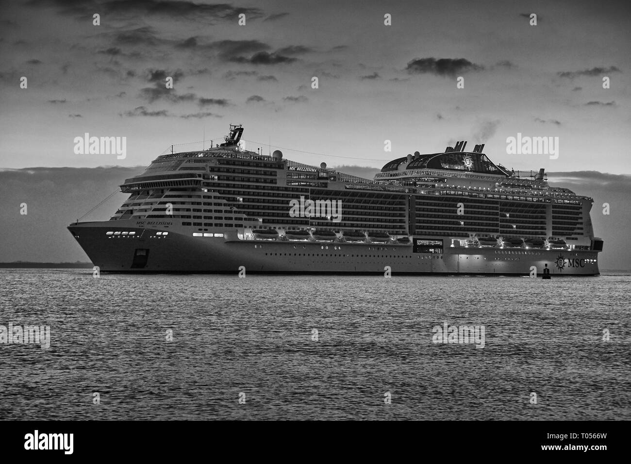 Black & White Immagine di MSC Crociere nuovo flag Ship, MSC BELLISSIMA, per il suo viaggio inaugurale da St. Nazaire, la Francia a Southampton, Regno Unito. Foto Stock