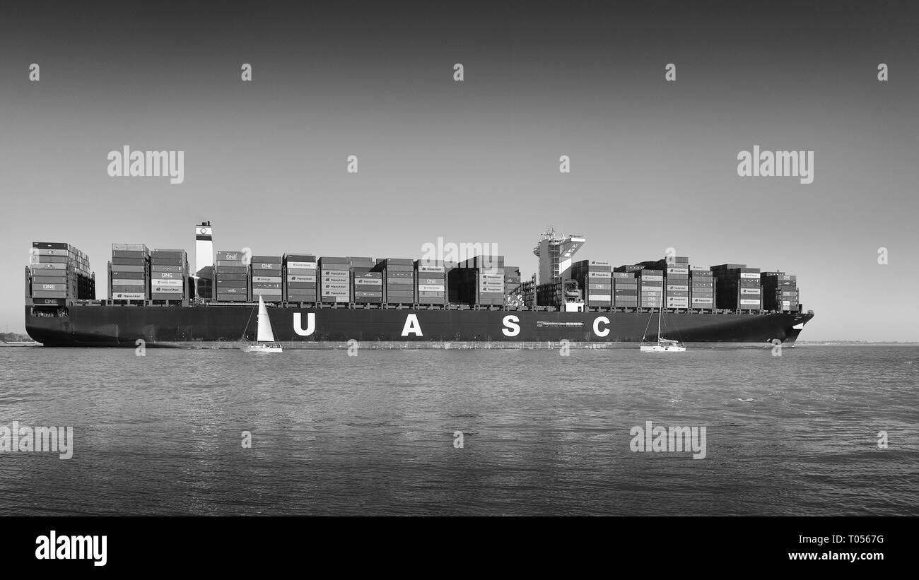 Foto in bianco e nero della nave container ultra-large di 400 metri, TIHAMA, in partenza da Southampton, Regno Unito. Sulla strada per le Havre, Francia. Foto Stock