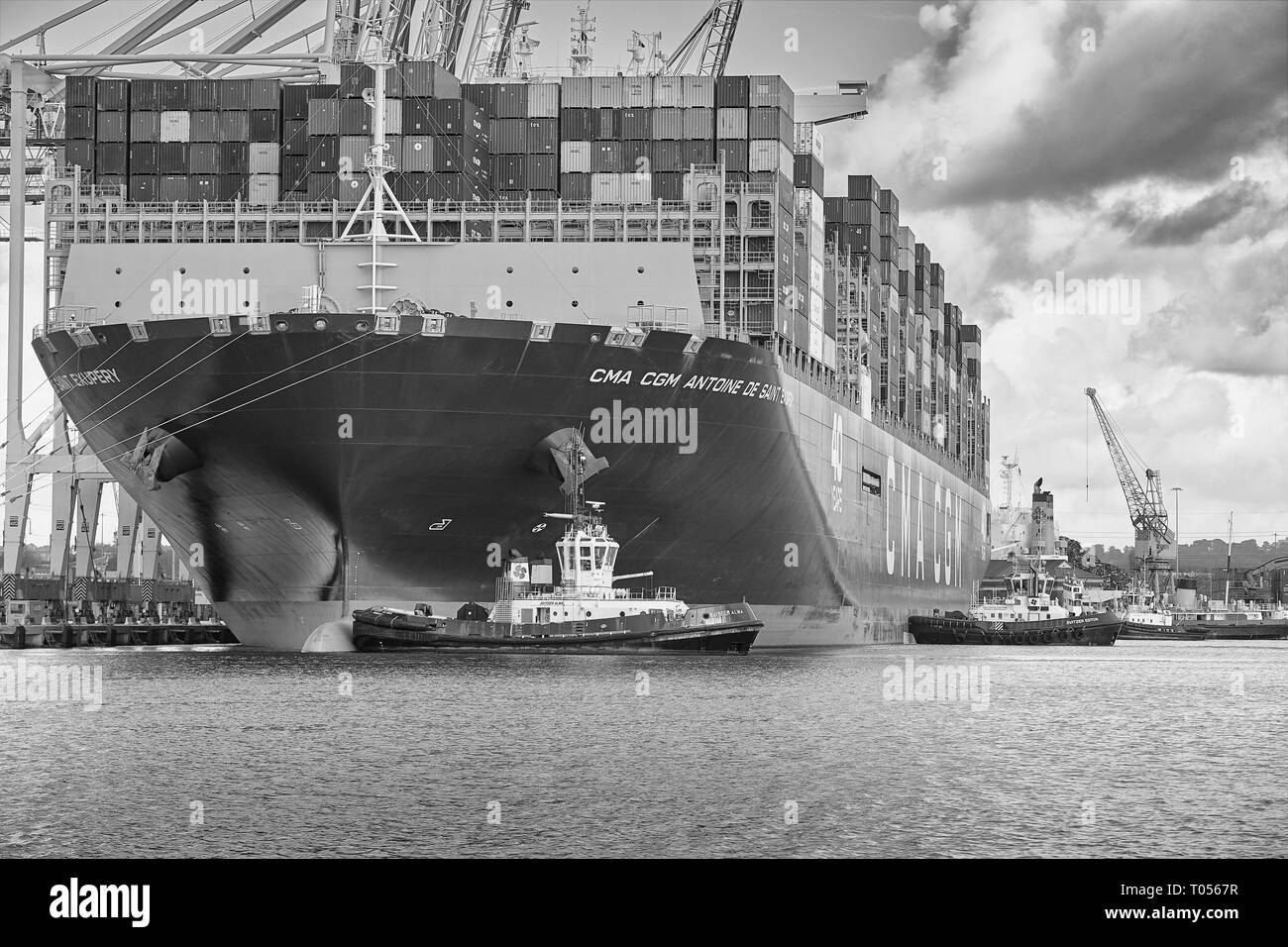 Foto in bianco e nero della nave container Ultra-Large, CMA CGM Antoine de Saint Exupery, in partenza dal terminal container di Southampton, Hampshire, Regno Unito. Foto Stock