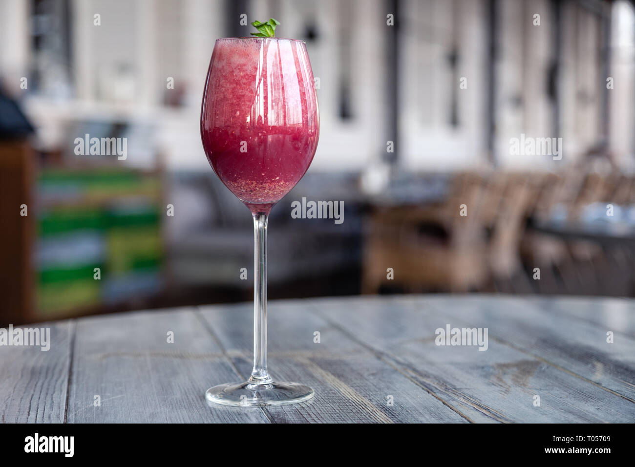 Cibo di ripresa. Berry cocktail in vetro cristallo decorato mint, bacche, melograno, arancia, ananas. Concetto estate bibite fresche, frullato, smoot Foto Stock