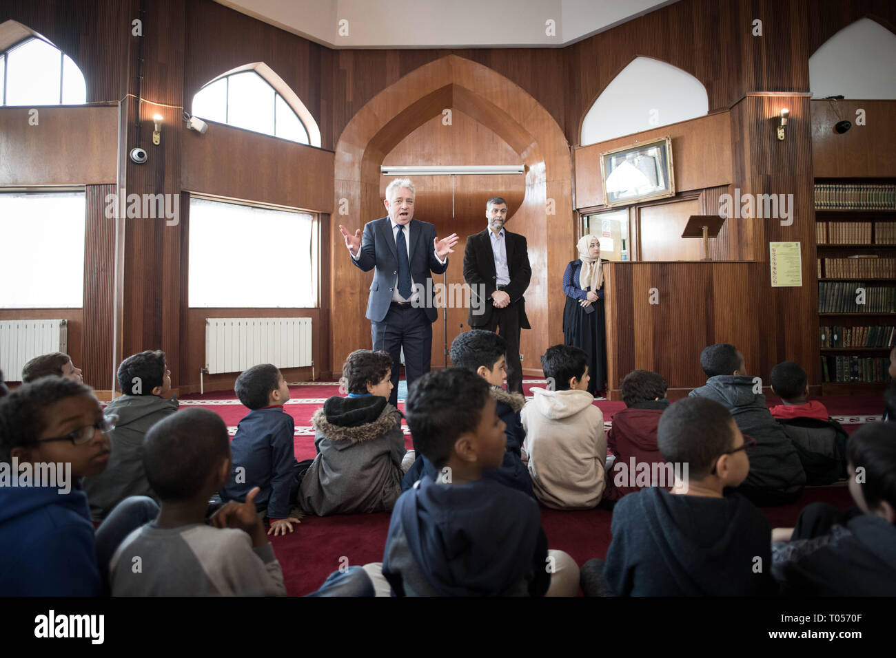 Altoparlante della House of Commons, John Bercow incontra adoratori a Finsbury Park moschea nel nord di Londra dove ha dato il suo sostegno alla comunità musulmana dopo Venerdì di attacco su due moschee in Nuova Zelanda uccidendo 50 persone. Foto Stock