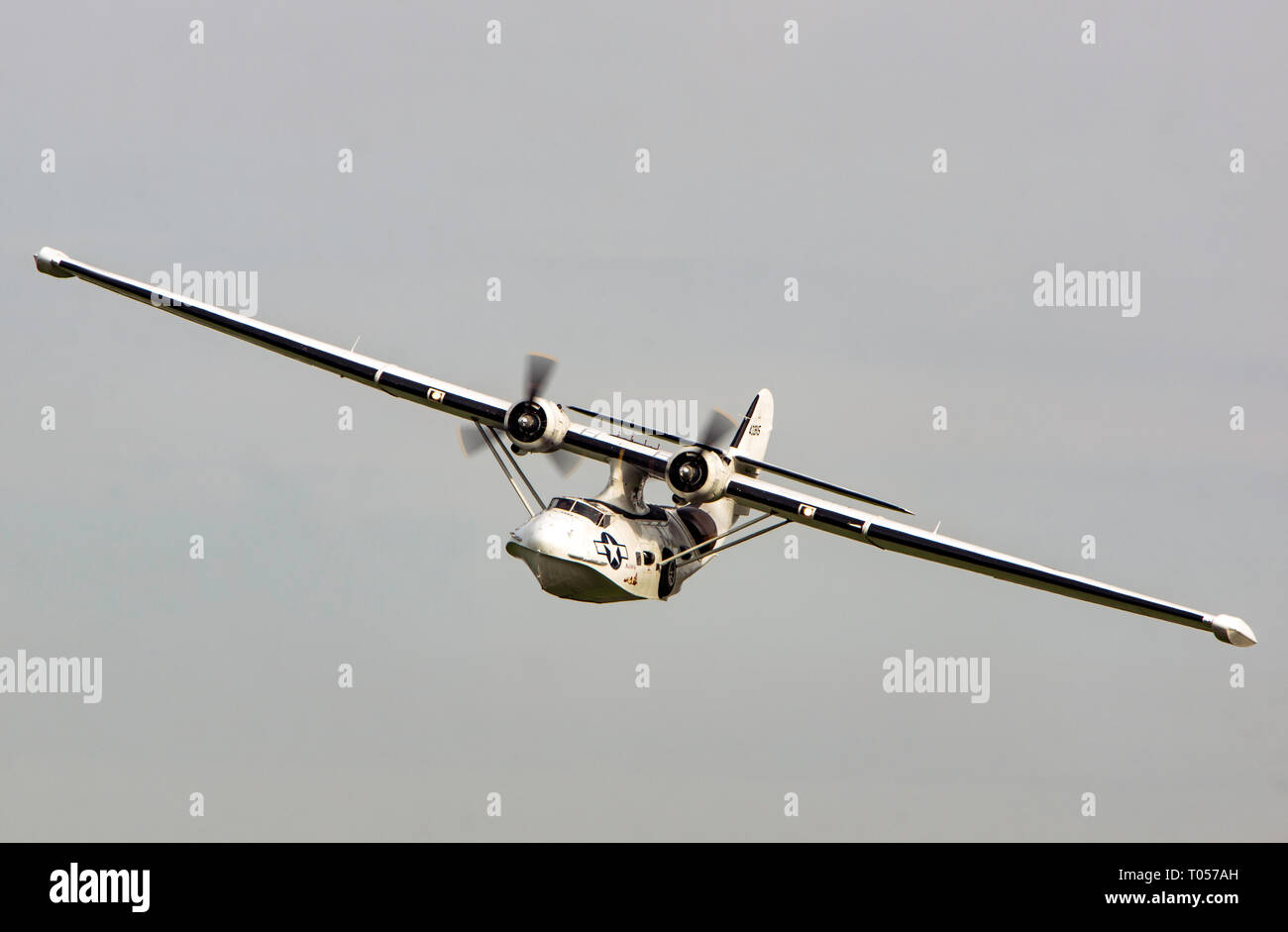 Un USAF Catalina spotter aereo sopra Duxford Foto Stock