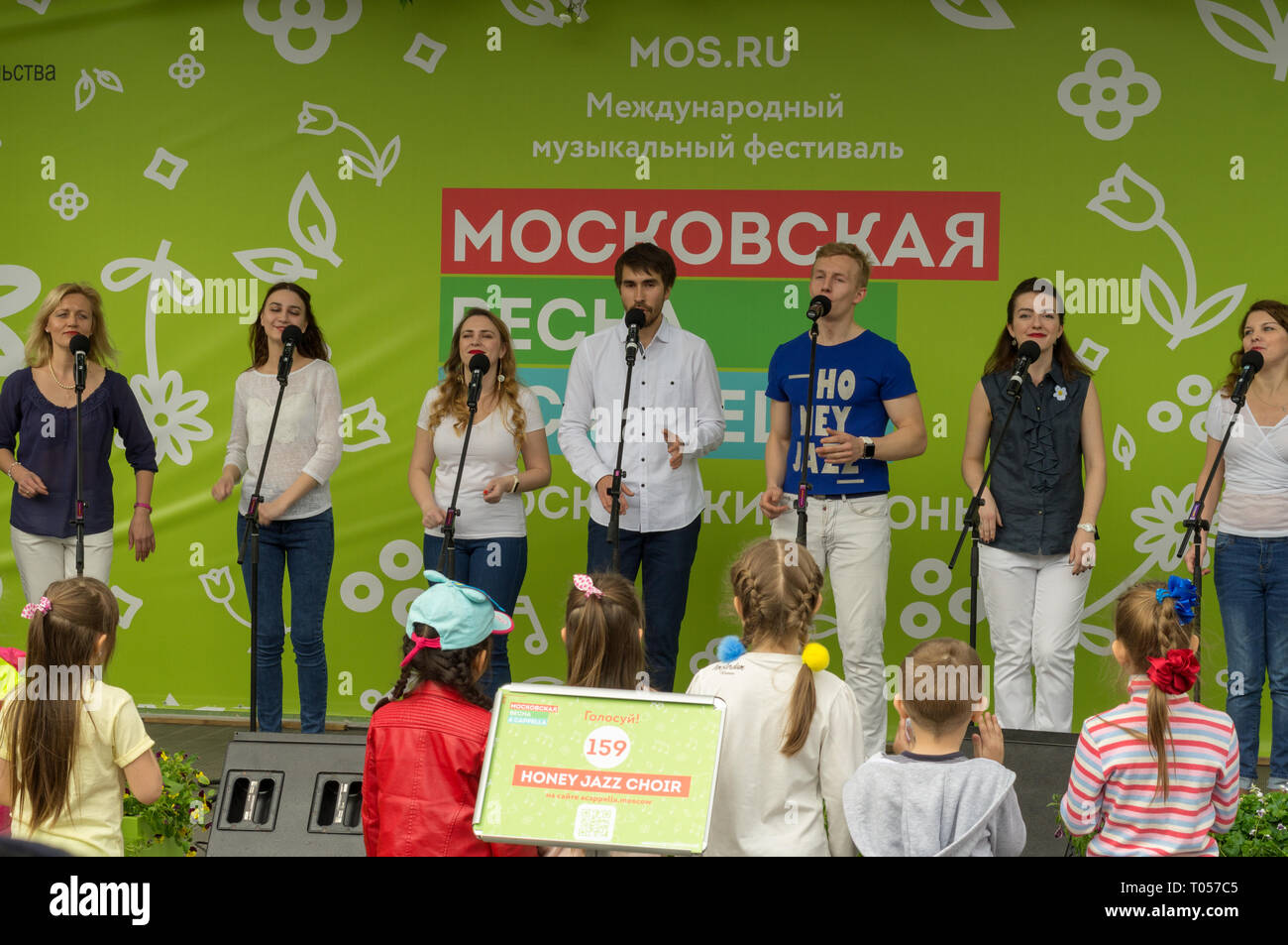 Mosca, Russia, aprile, 30, 2018: Concerto all'aperto. Libera le prestazioni del coro degli studenti , centro di Mosca. Il riconoscimento non è necessario. Foto Stock