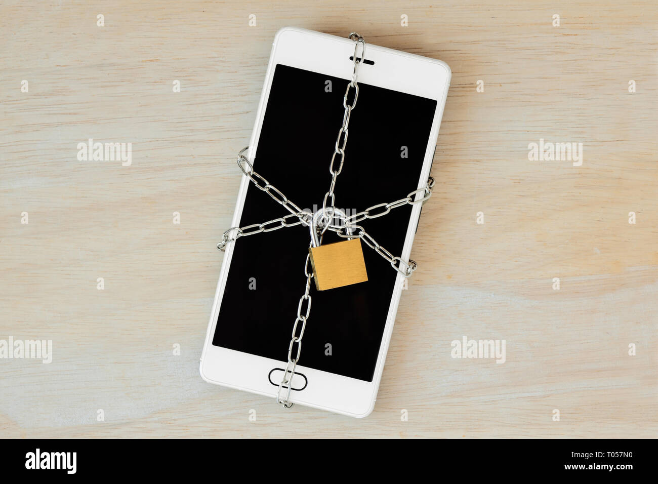 Blocco dello smartphone con catena e lucchetto - Concetto di mobile di sicurezza e riservatezza dei dati Foto Stock