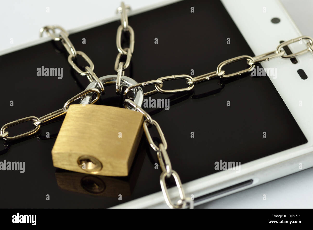 Close-up di smartphone bloccato con catena e lucchetto - Concetto di mobile di sicurezza e riservatezza dei dati Foto Stock