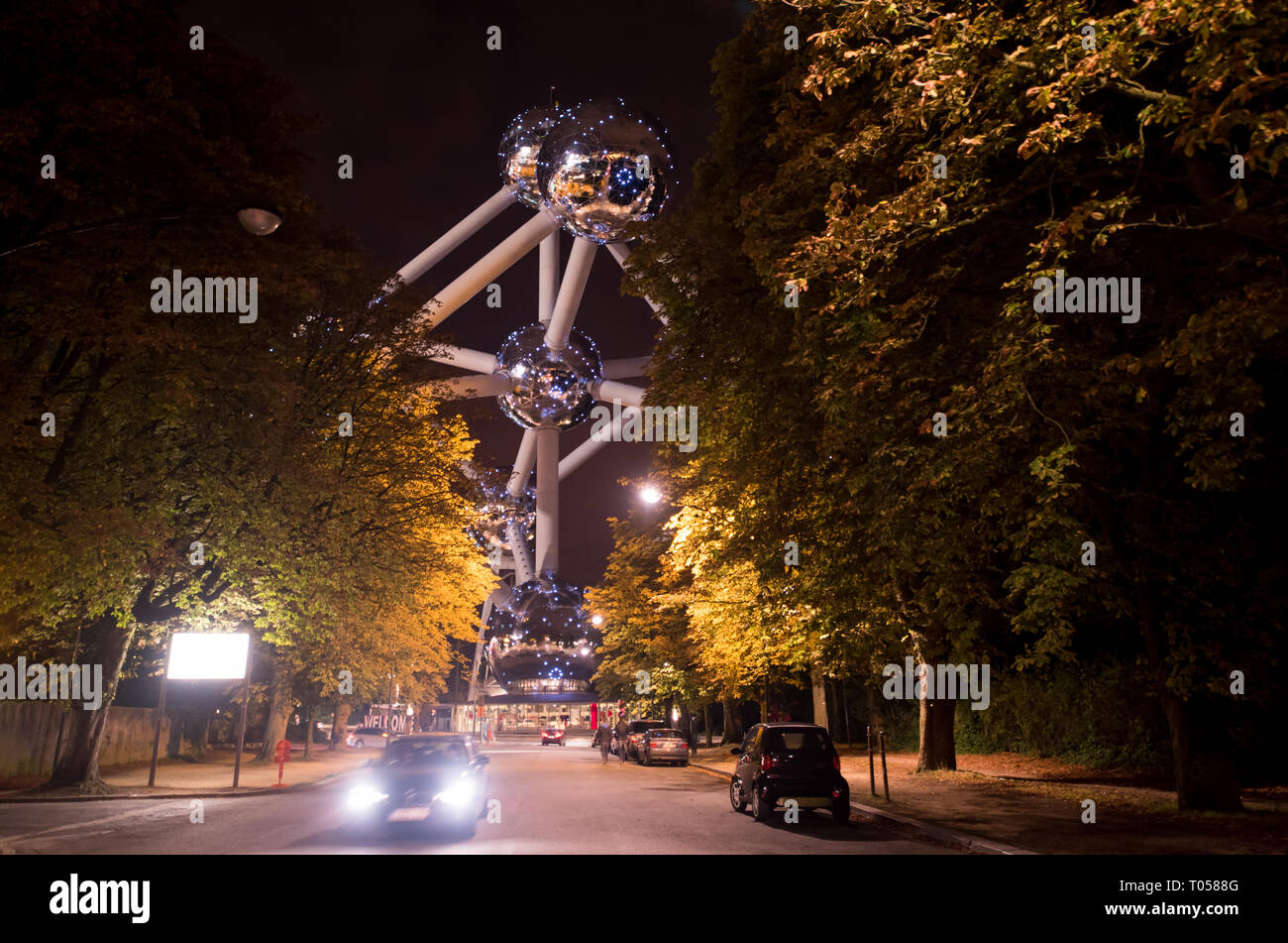 Una immagine notturna del Atomium di Bruxelles Foto Stock