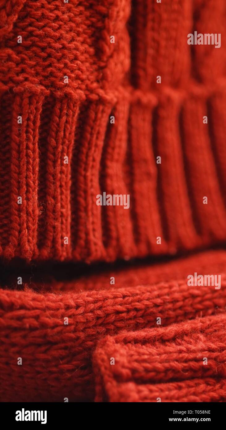 Inverno freddo indumenti a maglia - Red Hat e sciarpa. Foto Stock