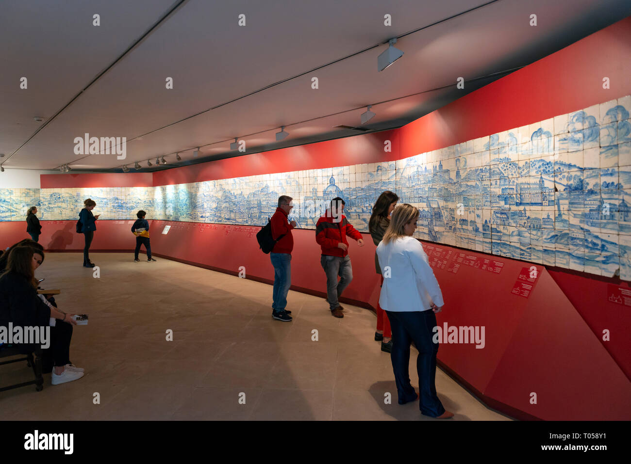 Un enorme panorama di piastrelle in ceramica raffigurante la città di Lisbona al Museu Nacional do Azulejo, Lisbona, Portogallo Foto Stock