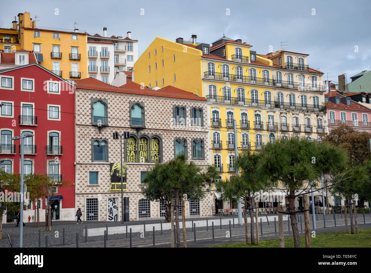 Interessante la facciata della Casa dos Bicos Museo Letterario, Lisbona, Portogallo Foto Stock