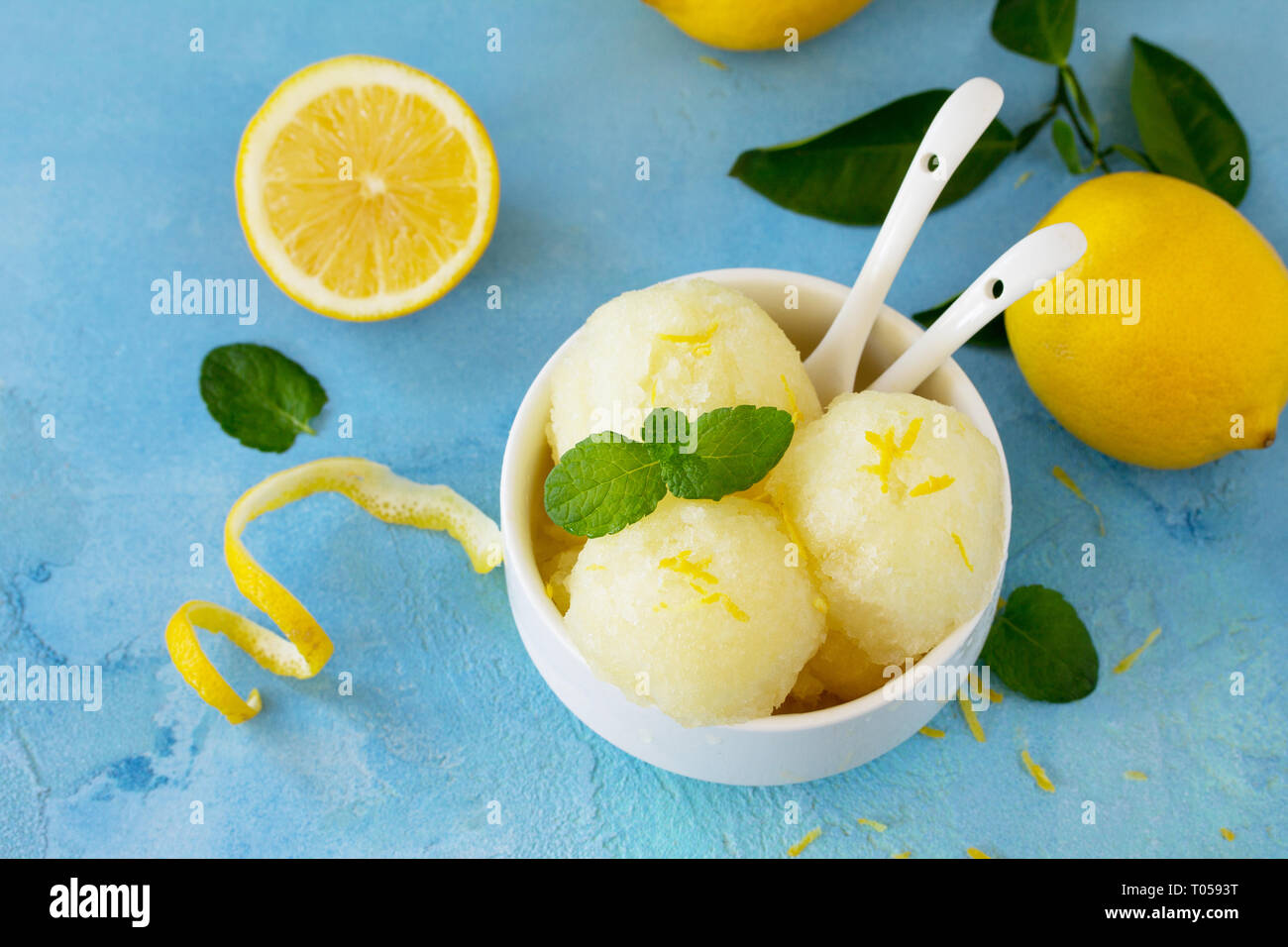 In casa la frutta fresca sorbetto di limone gelato in una vaschetta di colore bianco. Foto Stock