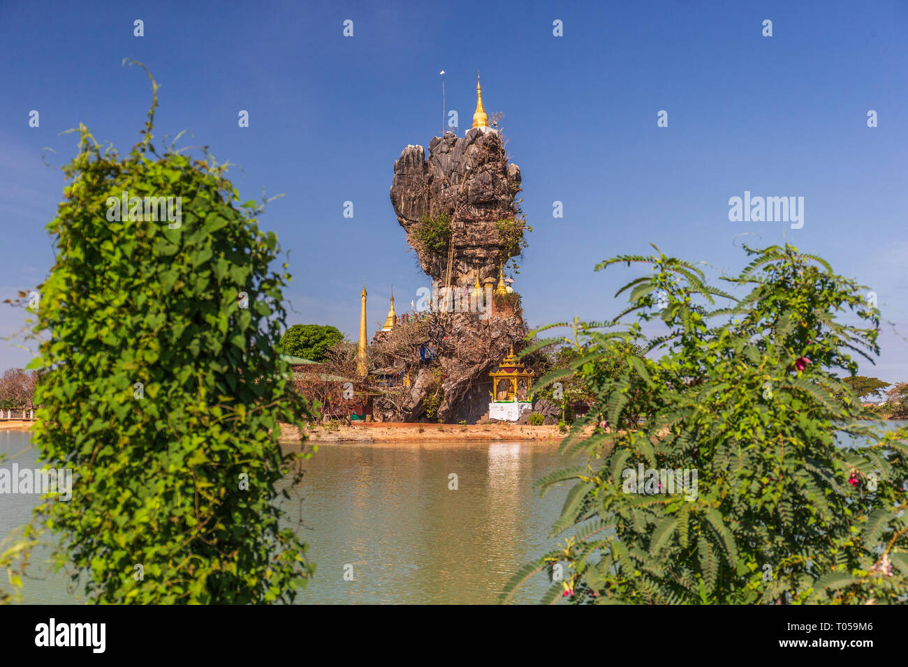 Incredibile Kyauk Ka Lat Pagoda nei pressi di Hpa-an, Myanmar Foto Stock