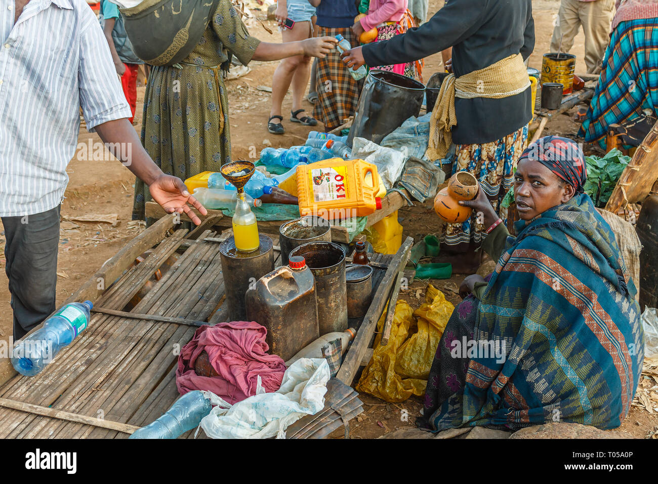 Chencha, Etiopia - Dicembre 05, 2013: donna etiope la vendita di olio a un mercato locale. Foto Stock