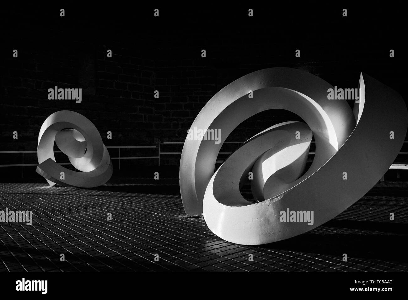 Bellezze artistiche sculture trovati a Cadice, Spagna con un nero una finitura bianca Foto Stock