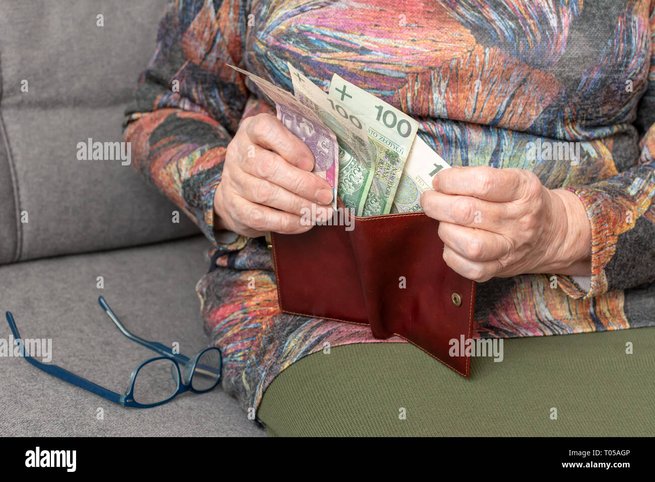 Le mani di un anziano pensionato azienda portafoglio in pelle con valuta  polacca denaro. Concetto di sicurezza finanziaria nella vecchiaia Foto  stock - Alamy